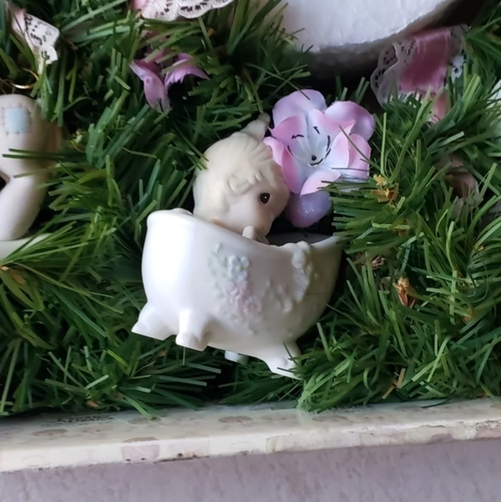 Precious Moments Wreath 9 Porcelain Ornaments‎